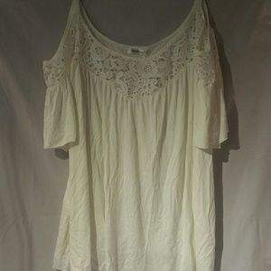 NEW W TAGS Beautiful cold shoulder with lace